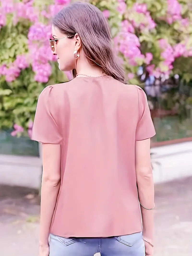 Jalia™- feminin bluse med v-hals