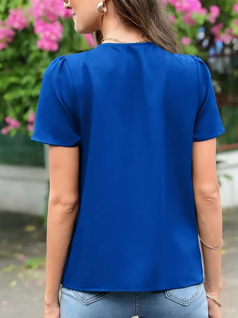 Jalia™- feminin bluse med v-hals