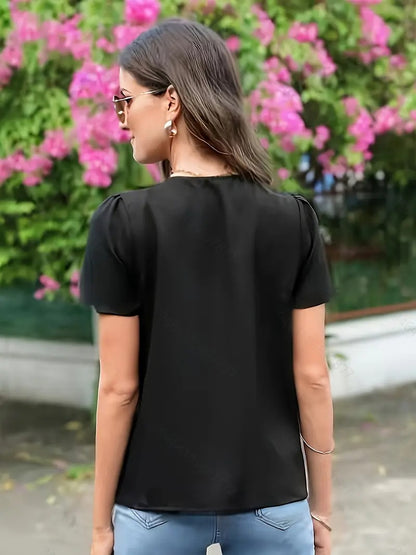 Jalia™- feminin bluse med v-hals