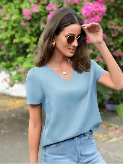 Jalia™- feminin bluse med v-hals